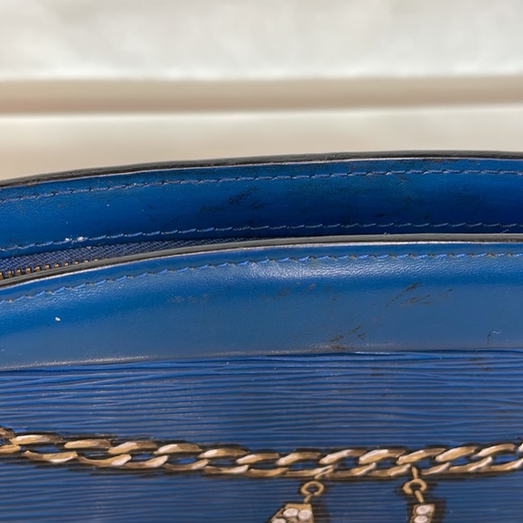 Louis Vuitton Blue Epi Leather bag with insert and crossbody chain hand painted - Picture 4 of 11
